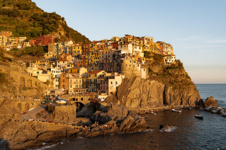 Пълно ръководство и моите топ места view from the manarola viewpoint at golden hour